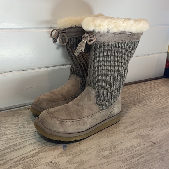 UGG Australian Suburb Crocheted Gray Boots S/N 5124 size US 7 EU 38 - Picture 3 of 5